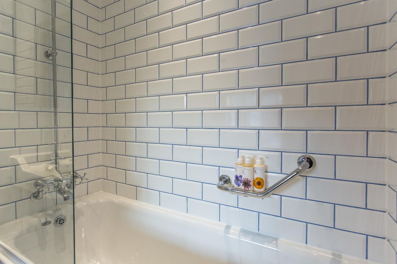 The Dolphin Hotel Newbury  Bagian luar foto