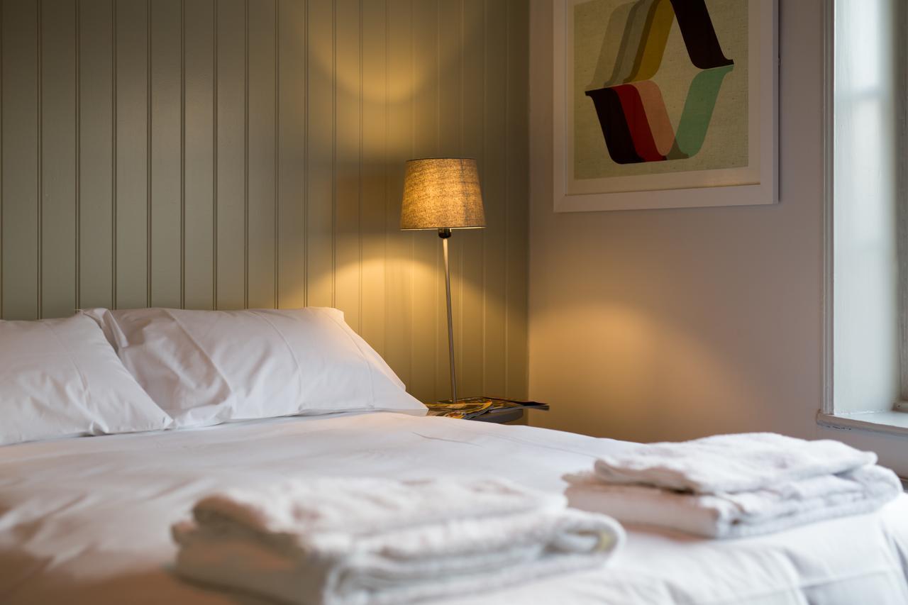 The Dolphin Hotel Newbury  Bagian luar foto