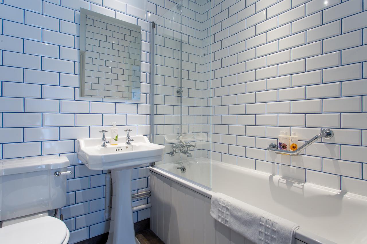 The Dolphin Hotel Newbury  Bagian luar foto